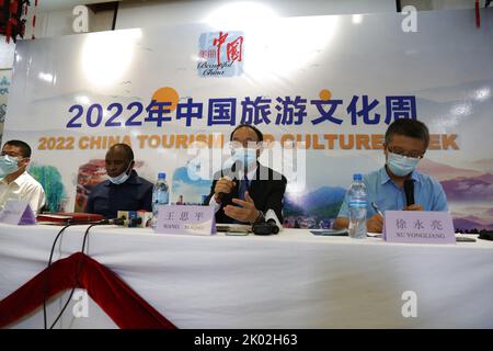 Dar es Salaam, Tanzanie. 8th septembre 2022. Wang Siping (2nd R), le conseiller culturel de l'ambassade de Chine en Tanzanie et directeur du Centre culturel de Chine en Tanzanie, s'exprime lors de la semaine du tourisme et de la culture de la Chine 2022 à Dar es Salaam, Tanzanie, le 8 septembre 2022. POUR ALLER AVEC 'la Tanzanie se joint à la Chine pour célébrer la semaine du tourisme et de la culture chinois 2022' Credit: Herman Emmanuel/Xinhua/Alamy Live News Banque D'Images