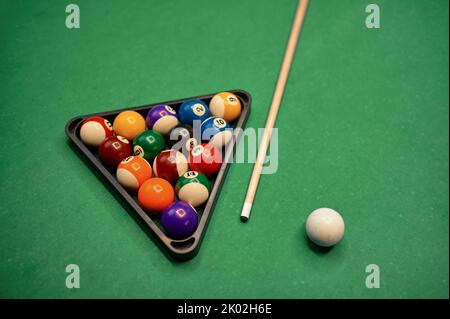 Table de billard avec surface verte et boules Banque D'Images