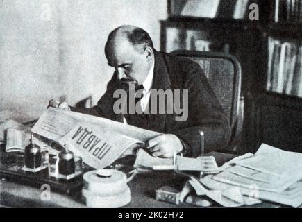 V.I. Lénine dans son bureau au Kremlin. Moscou, octobre 1918. Banque D'Images