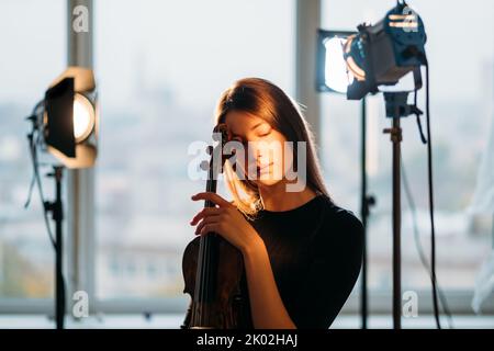 amateur féminin de photographie de portrait en studio Banque D'Images