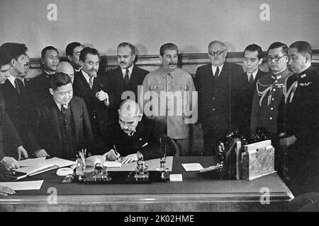 Le ministre japonais des Affaires étrangères I. Matsuoka signe le Pacte de neutralité entre l'URSS et le Japon . Présent: J.V. Staline, Commissar du peuple pour les affaires étrangères de l'URSS V. Molotov, adjoint. Commissaire populaire pour les affaires étrangères de l'URSS S.A. Lozovsky, A.ya. Vishinski. 13 avril 1941 Banque D'Images