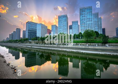 Pékin, ville du centre-ville de Chine au crépuscule sur le canal. Banque D'Images