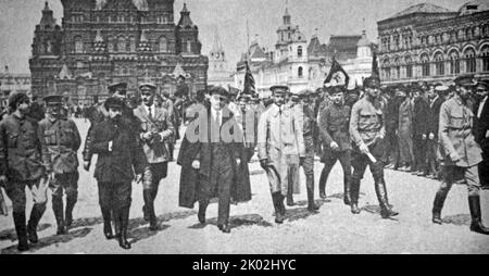 Vladimir Lénine avec des dirigeants soviétiques sur la place Rouge, Moscou, Russie. 25 mai 1919. Banque D'Images