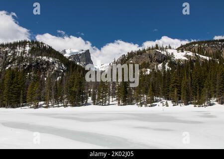 Lac Nymph gelé. Parc national de Rocky Mountain, Colorado, États-Unis Banque D'Images