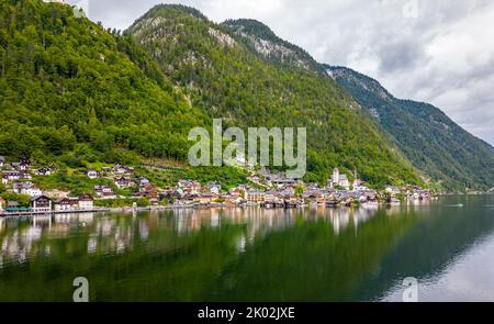 Vue aérienne du village de montagne autrichien Hallstatt et du lac Hallstatter. Belle période d'été. Salzkammergut, Autriche. Village de Hallstatt sur Hallsta Banque D'Images