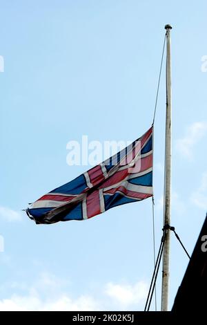 Drapeau Union Jack à mi-mât sur le Shire Hall marquant le décès de la Reine, Warwick, Warwickshire, Royaume-Uni. Septembre 2022 Banque D'Images