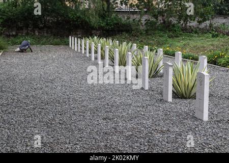 Nakuru, Vallée du Rift, Kenya. 9th septembre 2022. Un travailleur enlève les mauvaises herbes aux sépultures de la première et de la deuxième Guerre mondiale du Commonwealth au cimetière du Nord de Nakuru. Selon la Commission des sépultures de guerre du Commonwealth, le cimetière nord de Nakuru contient 27 sépultures du Commonwealth de la première Guerre mondiale et 45 de la Seconde Guerre mondiale. Pendant la Seconde Guerre mondiale, la reine Elizabeth, alors princesse, a servi dans le Service territorial auxiliaire des femmes, la branche féminine de l'Armée britannique. (Image de crédit : © James Wakibia/SOPA Images via ZUMA Press Wire) Banque D'Images