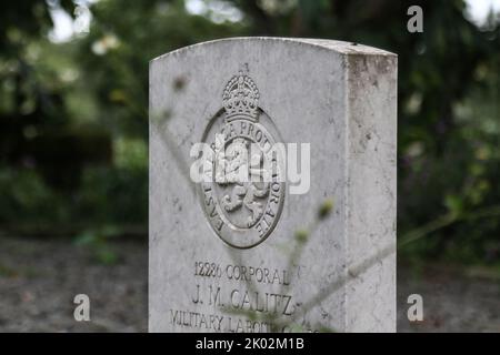 Nakuru, Vallée du Rift, Kenya. 9th septembre 2022. Vue sur une pierre tombale des tombes de la première et de la deuxième Guerre mondiale du Commonwealth au cimetière de Nakuru North. Selon la Commission des sépultures de guerre du Commonwealth, le cimetière nord de Nakuru contient 27 sépultures du Commonwealth de la première Guerre mondiale et 45 de la Seconde Guerre mondiale. Pendant la Seconde Guerre mondiale, la reine Elizabeth, alors princesse, a servi dans le Service territorial auxiliaire des femmes, la branche féminine de l'Armée britannique. (Image de crédit : © James Wakibia/SOPA Images via ZUMA Press Wire) Banque D'Images