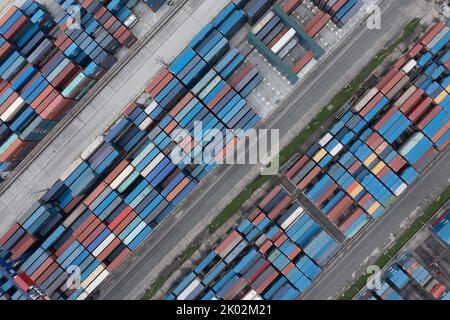 Nakhodka, Russie - 5 août 2022 : piles de conteneurs sur le terminal des conteneurs, vue de dessus. Banque D'Images