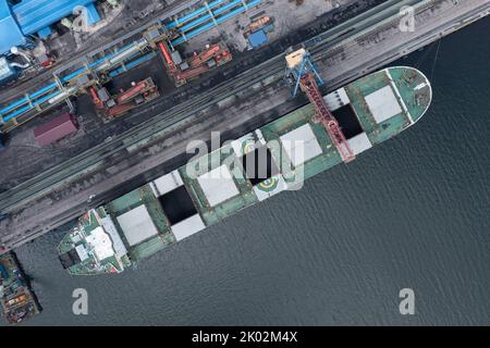 Nakhodka, Russie - 8 août 2022: Les navires de mer sont chargés à un amarrage. Banque D'Images
