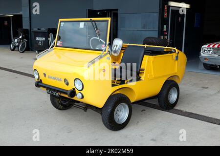 Vue des trois quarts avant d'un Ranger de 1967, jaune, à l'extérieur des fosses internationales, au Silverstone Classic 2022 Banque D'Images