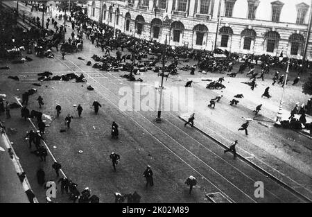 Les émeutiers de la perspective Nevsky, Petrograd, sont mis à feu par mitrailleuse, le 17 juillet 1917 Banque D'Images