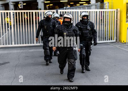 Dortmund, Allemagne. 06th, septembre 2022. La police allemande en tenue anti-émeute lors du match de l'UEFA Champions League entre Dortmund et le FC Copenhagen au parc signal Iduna de Dortmund. (Crédit photo: Gonzales photo - Dejan Obretkovic). Banque D'Images