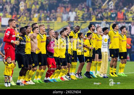 Dortmund, Allemagne. 06th, septembre 2022. Les joueurs de Dortmund célèbrent la victoire avec les fans après le match de l'UEFA Champions League entre Dortmund et le FC Copenhague au parc signal Iduna de Dortmund. (Crédit photo: Gonzales photo - Dejan Obretkovic). Banque D'Images