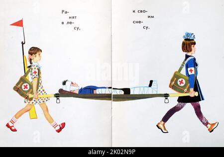 Livre de propagande soviétique pour enfants Illustration pendant la Guerre froide. Montre deux filles portant une civière sous le slogan « si elles vous frappent dans les bois, bien vous ramener à la maison ». Banque D'Images