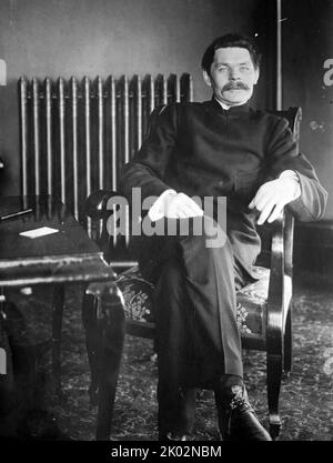 Maxim Gorky (1868 - 1936), écrivain russe et soviétique, fondateur de la méthode littéraire de réalisme socialiste, et militant politique. Gorky était actif dans le mouvement communiste marxiste émergent. Il s'est publiquement opposé au régime tsariste et s'est associé pendant un temps étroitement à l'aile bolchevique du parti de Vladimir Lénine et d'Alexandre Bogdanov. Pendant une grande partie de sa vie, il a été exilé de Russie et plus tard de l'Union soviétique. En 1932, il revint en URSS sur l'invitation personnelle de Joseph Staline et y habita jusqu'à sa mort en juin 1936. Banque D'Images