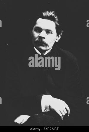 Maxim Gorky (1868 - 1936), écrivain russe et soviétique, fondateur de la méthode littéraire de réalisme socialiste, et militant politique. Gorky était actif dans le mouvement communiste marxiste émergent. Il s'est publiquement opposé au régime tsariste et s'est associé pendant un temps étroitement à l'aile bolchevique du parti de Vladimir Lénine et d'Alexandre Bogdanov. Pendant une grande partie de sa vie, il a été exilé de Russie et plus tard de l'Union soviétique. En 1932, il revint en URSS sur l'invitation personnelle de Joseph Staline et y habita jusqu'à sa mort en juin 1936. Banque D'Images