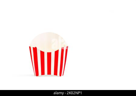 Boîte rouge et blanche à rayures pour les pommes de terre frites sur fond blanc Banque D'Images