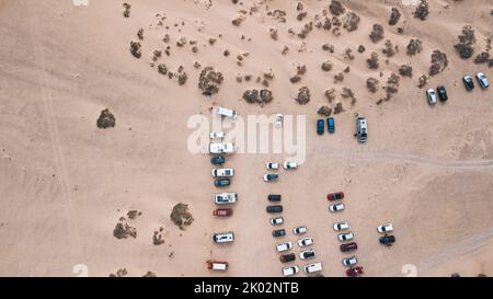 Au-dessus de la vue verticale du stationnement sur le sol dans la liberté nature parc à l'extérieur. Voitures et camionnettes en camping à la plage.concept de véhicules de transport et vacances d'été Banque D'Images