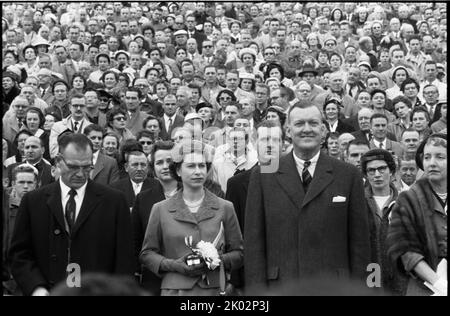 La reine Elizabeth II avec le gouverneur du Maryland Theodore McKeldin (à droite) et le président de l'Université du Maryland Wilson Homer 'Bull' Elkins (à gauche), à un match de football de Maryland Terrapins vs. The North Carolina Tar Heels à College Park, Maryland. 19 1957 octobre. Banque D'Images