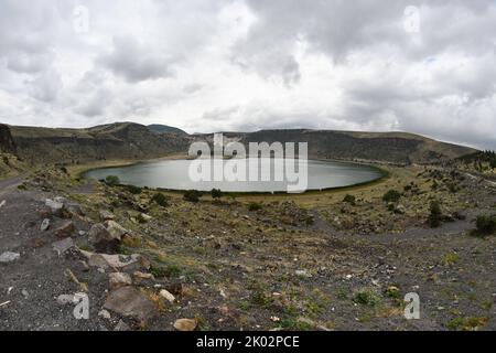 Une belle vue sur le lac salé d'Acigol sous le ciel nuageux, Denizli, région Egée, Turquie Banque D'Images