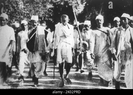 Salt March, également connu sous le nom de Salt Satyagraha, était un acte de désobéissance civile non violente dans l'Inde coloniale dirigée par Mohandas Karamchand Gandhi. La marche de 24 jours a duré du 12 mars 1930 au 6 avril 1930 comme une campagne d'action directe de résistance fiscale et non Banque D'Images