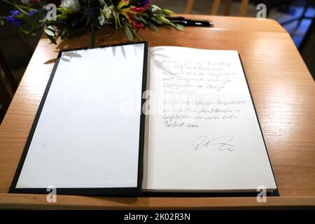 Hambourg, Allemagne. 09th septembre 2022. Le livre de condoléances avec l'entrée de Peter Tschentscher (SPD), premier maire et président du Sénat de la ville libre et hanséatique de Hambourg, se trouve sur un bureau dans le Rathaussdiele à l'hôtel de ville, devant une photo de la Reine Elizabeth II La reine britannique Elizabeth II est décédée hier (08.09.2022) à l'âge de 96 ans. Credit: Marcus Brandt/dpa/Alay Live News Banque D'Images