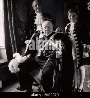 Sir Winston Churchill, son fils Randolph et son petit-fils Winston en robes de couronnement. Juin 1953. Banque D'Images