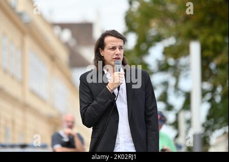 Vienne, Autriche. 09th septembre 2022. Le candidat à la présidence Dominik Wlazny (Marco Pogo) présente sa campagne d'affiches sur la place des droits de l'homme à Vienne Banque D'Images