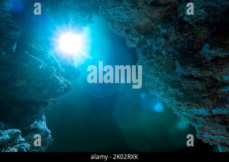 Grotte bleue avec incidence de lumière Banque D'Images