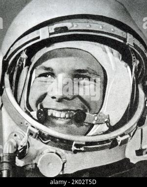 Yuri Gagarin était un pilote et cosmonaute de l'armée de l'air soviétique qui est devenu le premier homme à voyager dans l'espace, réalisant une étape importante dans la course spatiale; sa capsule, Vostok 1, a terminé une orbite de la Terre le 12 avril 1961. Gagarin devint une célébrité internationale et reçut de nombreuses médailles et titres, dont le héros de l'Union soviétique, le plus grand honneur de sa nation. Banque D'Images