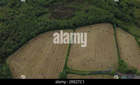 Une vue d'ensemble des terres agricoles cultivées avec balles de foin en Irlande Banque D'Images