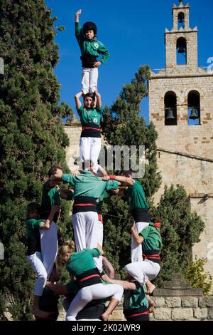 Castellers se présentant sur la Plaza Octavia à Sant Cugat del Valles dans la province de Barcelone en Catalogne Espagne Banque D'Images