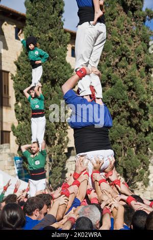 Castellers se présentant sur la Plaza Octavia à Sant Cugat del Valles dans la province de Barcelone en Catalogne Espagne Banque D'Images