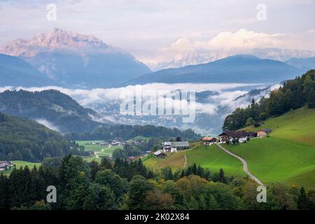 Allemagne, Bavière, Berchtesgadener Land, Berchtesgaden, Gmerk, Oberau, vue sur Watzmann, les villages et les Alpes berchtesgaden depuis Roßfeld Panoramastrasse le matin de l'été Banque D'Images