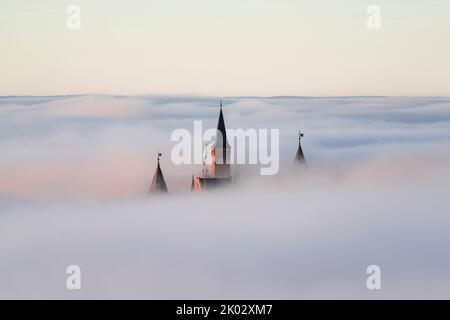 Le château de Hohenzollern courut dans la mer de brouillard, coucher de soleil, Alb souabe, Bade-Wurtemberg, Allemagne Banque D'Images