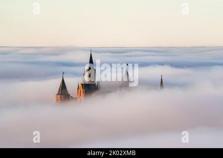 Le château de Hohenzollern courut dans la mer de brouillard, coucher de soleil, Alb souabe, Bade-Wurtemberg, Allemagne Banque D'Images