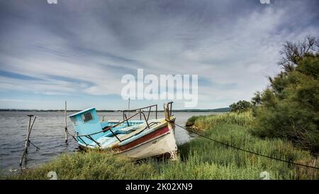 Vieux bateau de pêche dans la Ètang de Bages et Sigean près de Bages. Situé dans le Parc naturel régional de Narbonnaise en Méditerranée. Banque D'Images