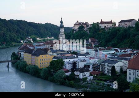 Allemagne, Bavière, haute-Bavière, Altötting district, Burghausen, Salzach, vieille ville, église paroissiale Saint-Jacob, château Banque D'Images