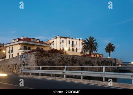 Maisons résidentielles, palmiers, Orbetello, province de Grosseto, Toscane, Italie Banque D'Images