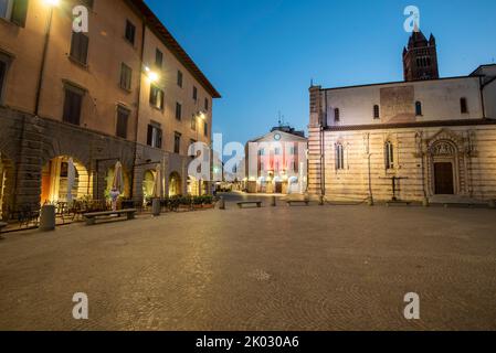 Piazza Dante avec Duomo San Lorenzo, hôtel de ville éclairé, Grosseto, Toscane, Italie Banque D'Images