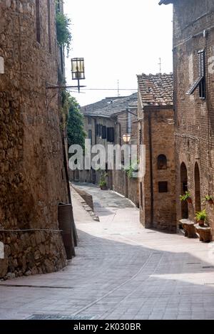 Allée à San Gimignano, site classé au patrimoine mondial de l'UNESCO depuis 1990, San Gimignano, Toscane, Italie Banque D'Images