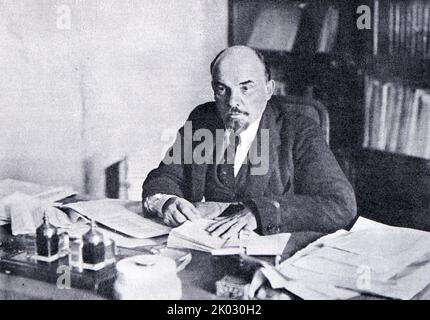 Vladimir Lénine à son bureau dans son bureau au Kremlin. 1918, Moscou. Otsup P. A. Banque D'Images