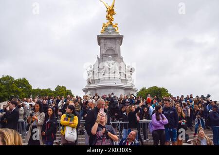 Londres, Angleterre, Royaume-Uni. 9th septembre 2022. Les foules se rassemblent devant le palais de Buckingham pour rendre hommage à la Reine Elizabeth II, âgée de 96 ans. (Image de crédit : © Vuk Valcic/ZUMA Press Wire) Banque D'Images