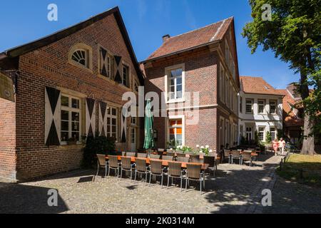 Allemagne, Billerbeck, Berkel, Baumberge, Muensterland, Westphalie, Rhénanie-du-Nord-Westphalie, maisons à Johanniskirchplatz, maisons de citoyens, maisons résidentielles, bâtiments en briques, restaurant, tables et chaises vides Banque D'Images