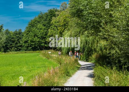 Allemagne, Billerbeck, Berkel, Baumberge, Muensterland, Westphalie, Rhénanie-du-Nord-Westphalie, sources de Berkel, nature, loisirs, conservation de la nature, tourisme, Personnes marchant dans les prés de Berkel Banque D'Images