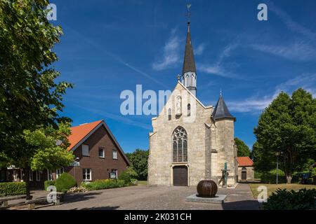 Allemagne, Billerbeck, Berkel, Baumberge, Muensterland, Westphalie, Rhénanie-du-Nord-Westphalie, Billerbeck-Beerlage, Marienkapelle Aulendorf de la Capellengemeinde Aulendorf, fontaine, fontaine de balle Banque D'Images