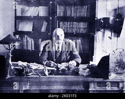 Vladimir Lénine à son bureau dans son bureau au Kremlin. 1918, Moscou. Otsup P. A. Banque D'Images