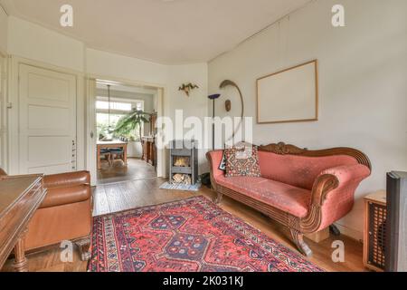 piano et moquette placés dans une salle lumineuse de cottage moderne avec porte en verre Banque D'Images