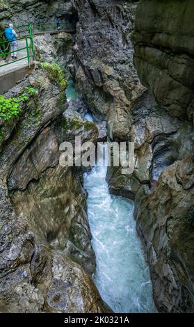 Le Breitachklamm est une gorge créée par le fleuve Breitach dans l'Allgäu près de Tiefenbach, un quartier de la municipalité d'Oberstdorf. Il est d'environ 150m de profondeur et à côté de la Höllentalklamm la gorge la plus profonde des Alpes bavaroises. Vers 300, 000 000 visiteurs font de la randonnée dans les gorges de 2,5 km de long chaque année. Banque D'Images